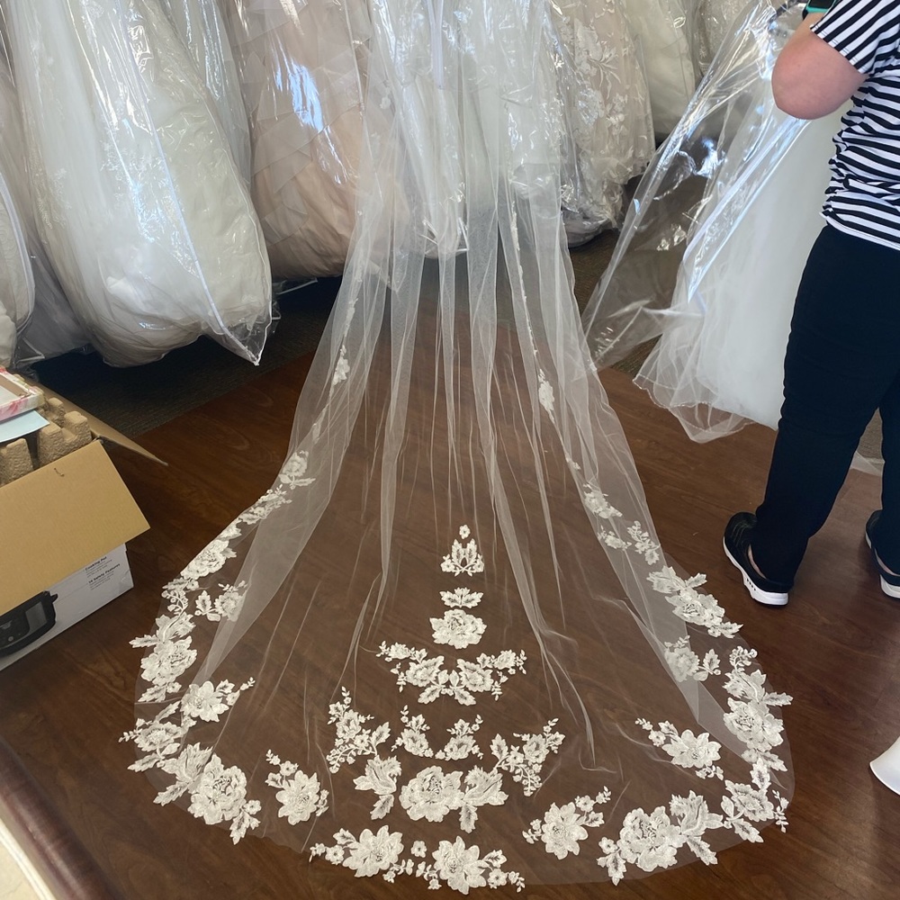 COPY - Cathedral Veil Lace Beaded Bel-Aire NWT - Picture 3 of 5